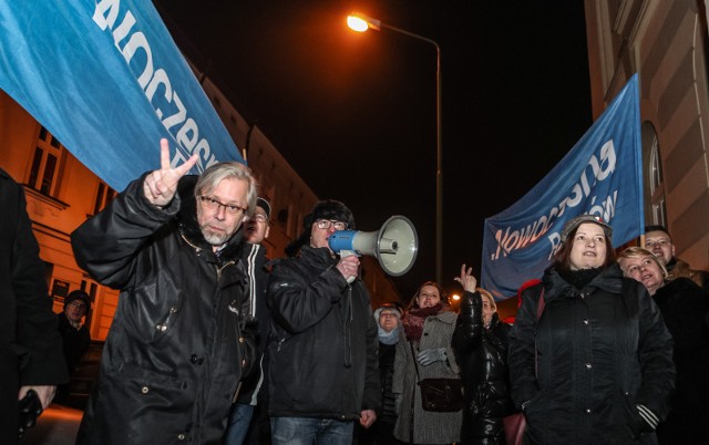 Zwolennicy Nowoczesnej i KOD-u zebrali się w sobotę wieczorem przy WDK, w którym Jarosław Kaczyński spotkał się z podkarpackimi działaczami PiS. Wykrzykiwali m.in. hasła: „Jak wam nie wstyd” i „Piotrowicze, Misiewicze”. W odpowiedzi usłyszeli, by lepiej zbierali pieniądze dla Mateusza Kijowskiego, o którym zrobiło się głośno, gdy wyszło na jaw, że KOD-owi, któremu przewodzi, wystawiał faktury za usługi informatyczne. Przez chwilę słychać było o planach blokowania wyjazdu prezesa PiS, ale do takiej sytuacji nie doszło.