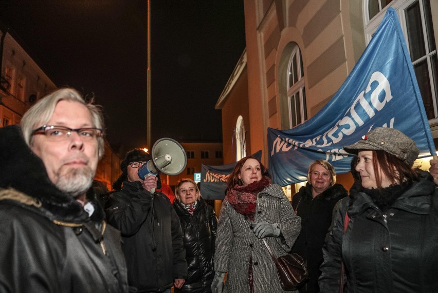 Zwolennicy Nowoczesnej i KOD-u zebrali się w sobotę...