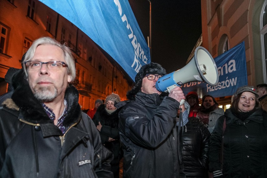 Zwolennicy Nowoczesnej i KOD-u zebrali się w sobotę...