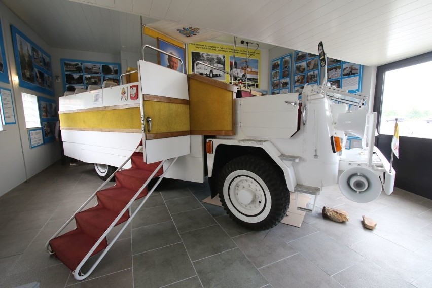 Tajemnice Papamobile. Muzeum Samochodów Wyjątkowych ruszy w Cedzynie koło Kielc