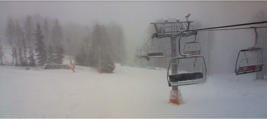 W Beskidach pada śnieg, to dobra wiadomość dla narciarzy. Obecnie warunki ciągle są złe, a część wyciągów jest zamknięta ZDJĘCIA