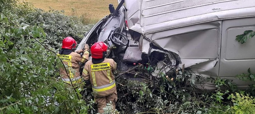 Wypadek w Głębokim Rowie. W czołowym zderzeniu busa z...