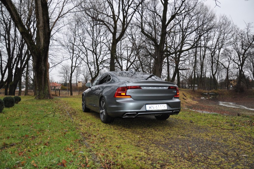 Volvo S90...