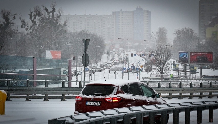 Atak zimy we Wrocławiu. Miasto stanęło w korku (ZDJĘCIA)