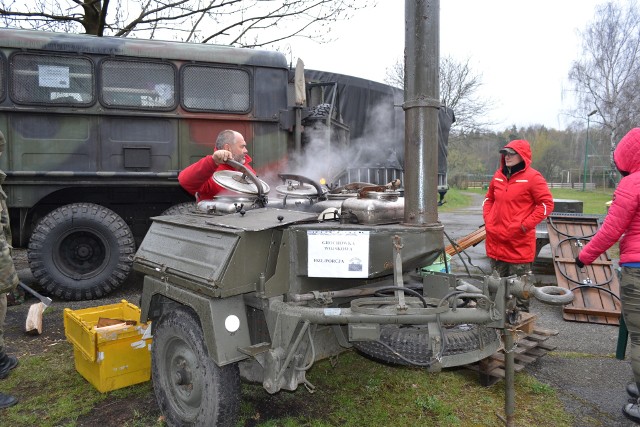 Na stadionie Azotania w Jaworznie przez weekend odbywa się piknik militarny i zlot foodtrucków