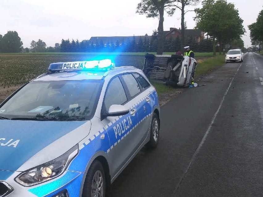 Groźny wypadek pod Radziejowem. Auto dachowało [zdjęcia]