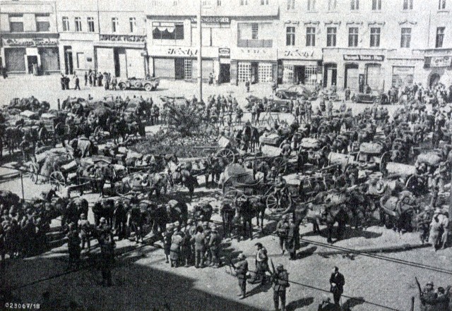 Tak wyglądał rynek w Katowicach, widziany z ratusza 4 września 1939 roku około godziny 12.45