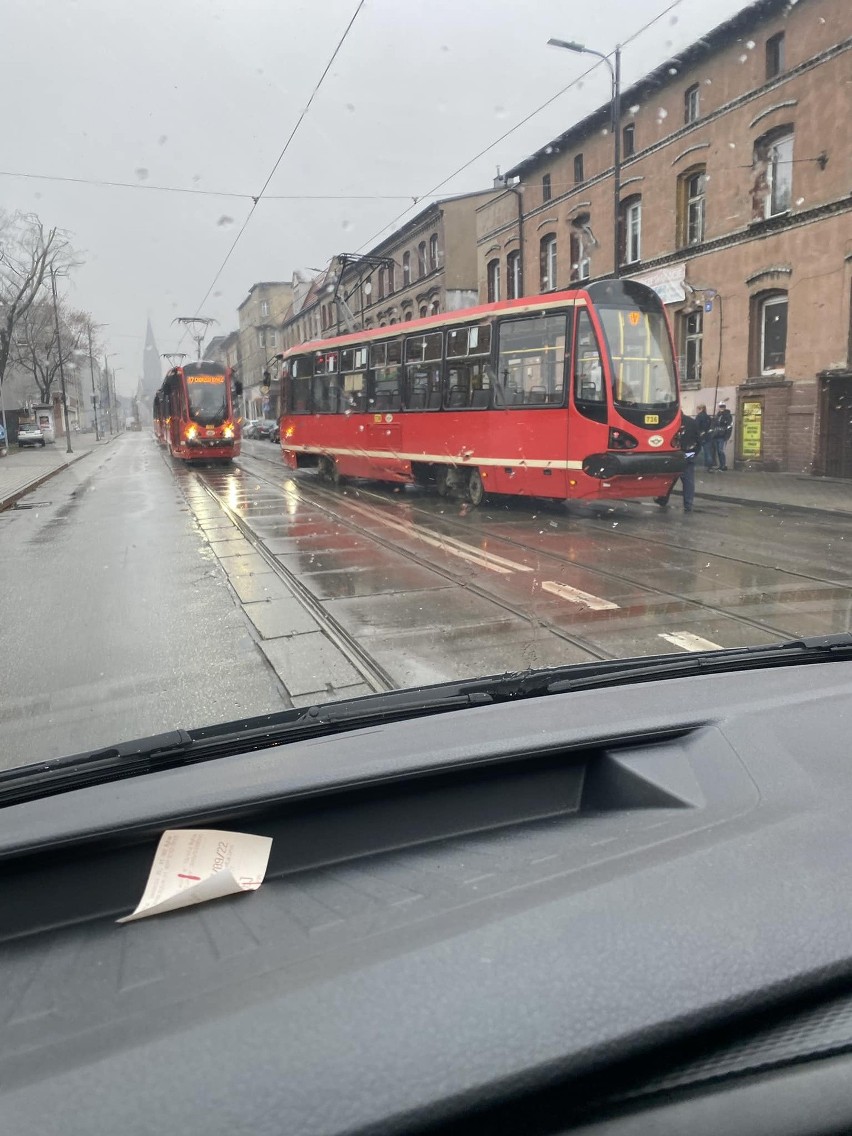 Wykolejony tramwaj w centrum Świętochłowic. Na szczęście sytuacja została szybko rozwiązana. Internauci żartowali