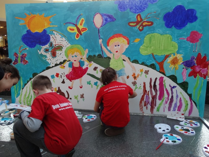 Dzieci z Domu Aniołów Stróżów malują murale w SCC Katowice