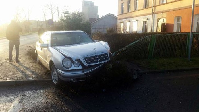 Mercedes wjechał w ogrodzenie posesji w Nowogrodzie Bobrzańskim