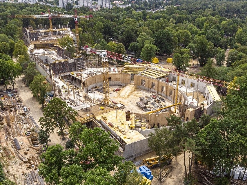 Półmetek prac przy orientarium w Łodzi. Wkrótce kładziony będzie dach