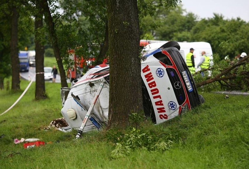 Groźny wypadek pod Sulejowem. Zderzenie karetki na dk 12. Ranna kobieta w ciąży