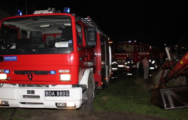 Na polu w Ośnie spalił się stóg siana. Strażacy gasili pożar pięć godzin.
