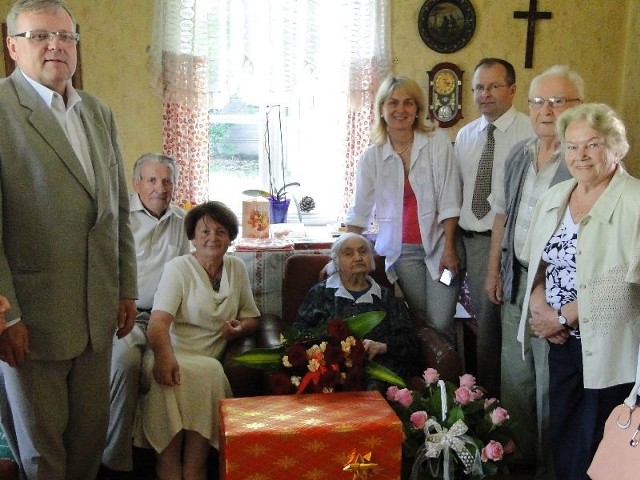 Wspólne zdjęcie jubilatki z rodziną oraz gośćmi. 