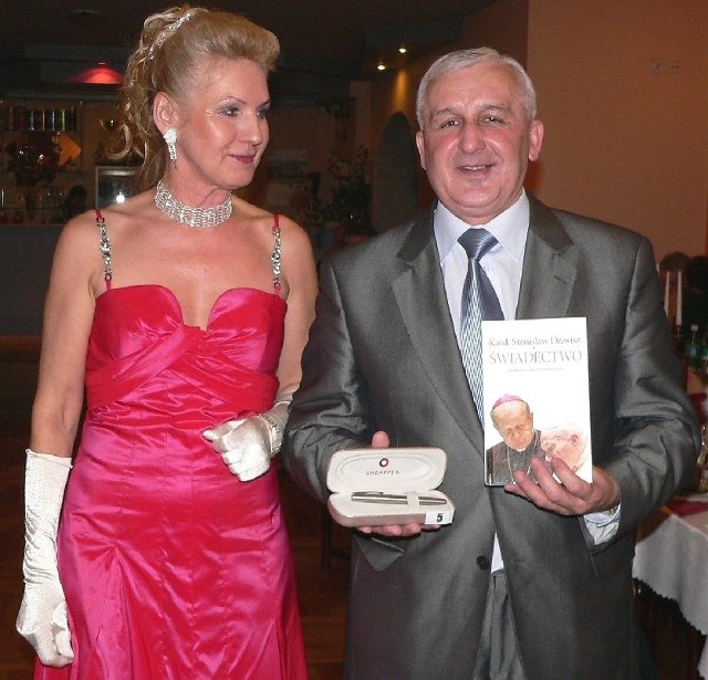 Bogusława Majcherczak otrzymała nagrodę za najpiękniejszą kreację, zaś Waldemar Sikora został wybrany na Mistera Elegancji na buskim balu dobroczynnym w Panamie.