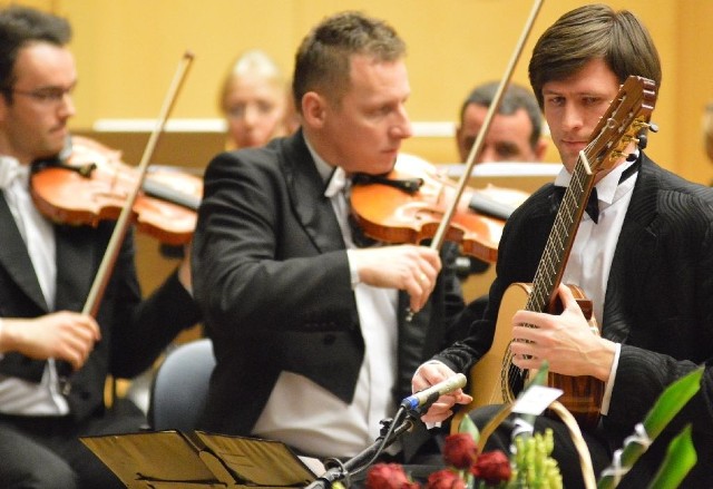 Filharmonia Zielonogórska, 6 maja 2016 r.: koncert inauguracyjny 12. Międzynarodowego Festiwalu Gitarowego. Wystąpili: Waldemar Gromolak, Pavel Kuhkta, Kwartet Aquarelle, Orkiestra Symfoniczna FZ.