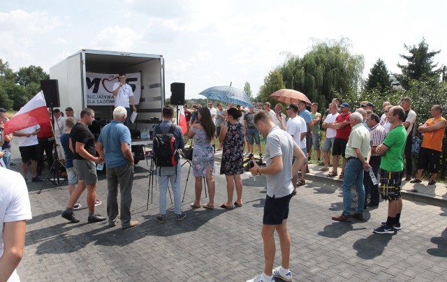 Na początku sierpnia sadownicy protestowali przeciwko niskim cenom skupu przed zakładem Doehler w Kozietułach Nowych.