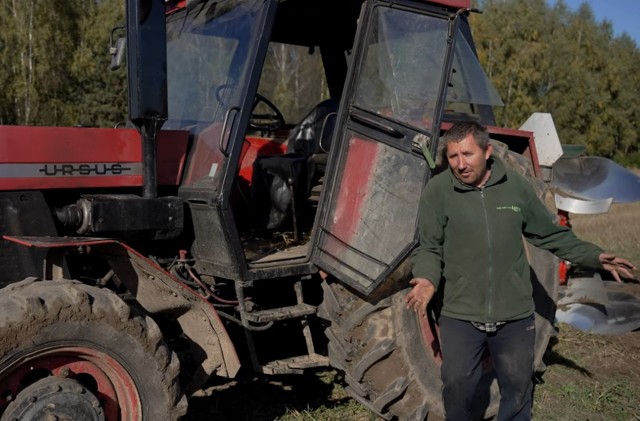 Rolnicy.Podlasie. Wielkie zmiany w Plutyczach. Andrzej testuje nowoczesną maszynę: "Jak nie połamię traktoru to odkupię"