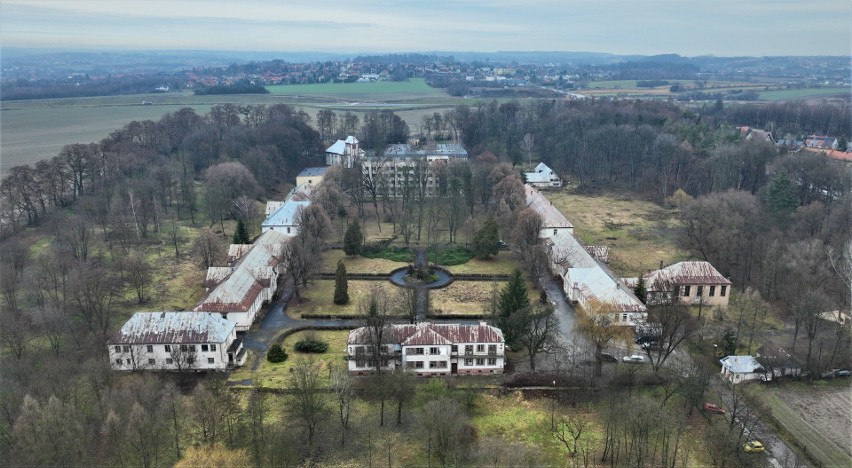 Opuszczony szpital w Witkowicach ma zamienić się w nowoczesne miasteczko dla seniorów ZDJĘCIA i WIZUALIZACJE