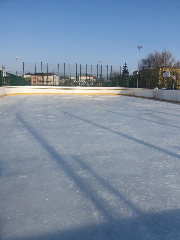 Lider Konfederacji pyta o koszty rozstawienia lodowiska....