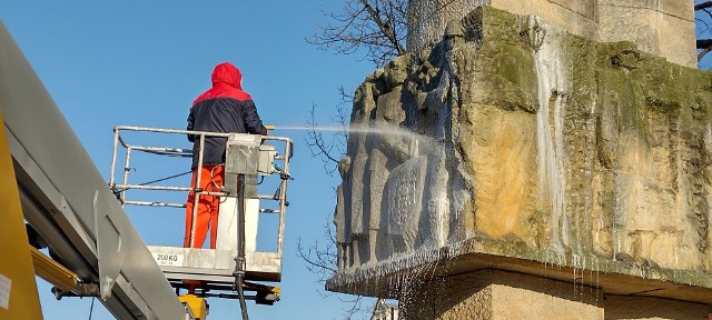 Pomnik Bohaterów II Wojny Światowej na Placu Bohaterów w Zielonej Górze został wyczyszczony