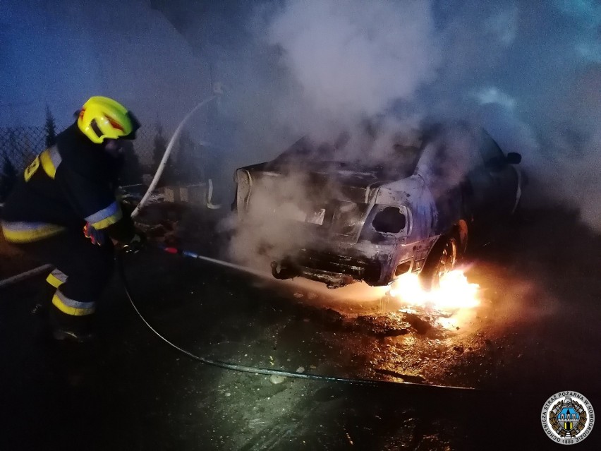 Pożar samochodu w Nowogrodzie. Auto spłonęło doszczętnie