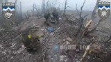Niesamowite nagranie z kamery na hełmie ukraińskiego żołnierza. W okopach Bachmutu trwa walka na śmierć i życie - WIDEO