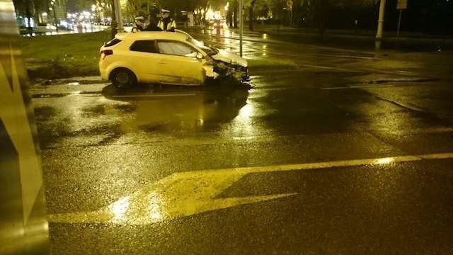 Pijany kierowca rozbił auto na drzewie w centrum Torunia [ZDJĘCIA]