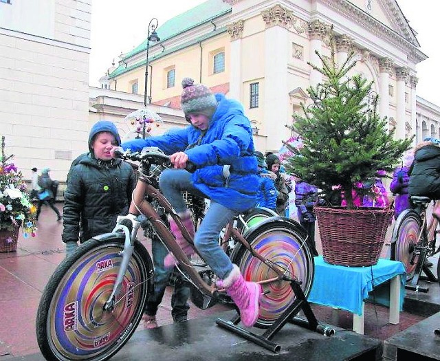 "Choinki Nadziei" w Bielsku-Białej - w Sferze i na ulicach miasta. Niezła frajda dla dzieci i młodzieży, ale i dla dorosłych. Do akcji włączyli się też piłkarze Towarzystwa Sportowego Podbeskidzie - malowali bombki!