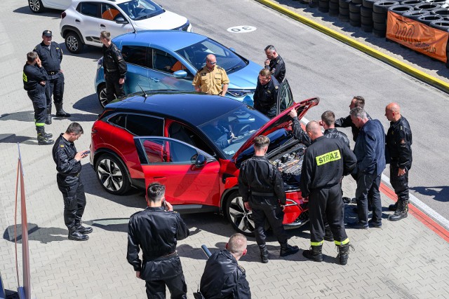 Producenci zaczynają w autach montować specjalne systemy pomagające w awaryjnej sytuacji. Należy do nich m.in. rozwiązanie Fireman Access od Renault.