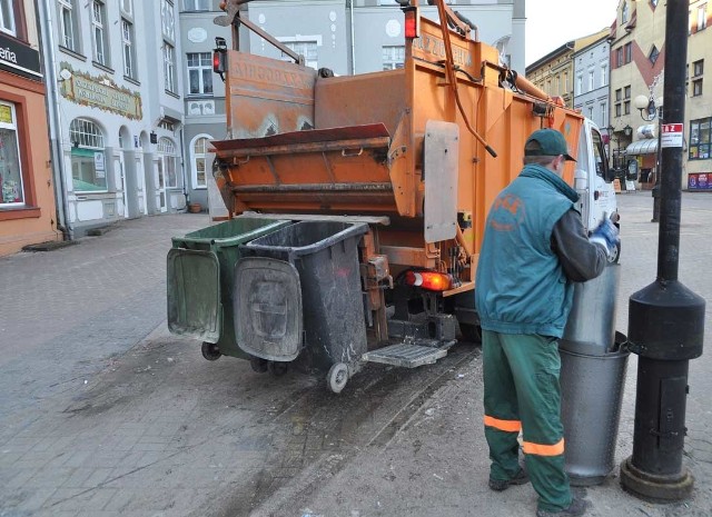 Śmieciowa godzina "0&#8221; zbliża się wielkimi krokami. Z początkiem lipca zaczniemy płacić podatek śmieciowy, a miasto zleci PGK wywóz śmieci, które trafią nie do Trzesieki, ale na składowisko w Wardyniu Górnym koło Połczyna Zdroju.