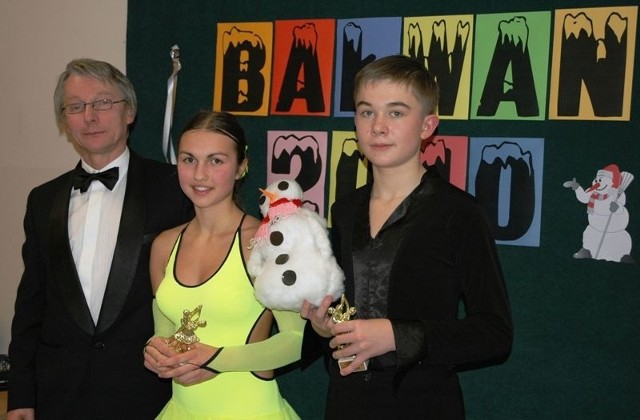 Na zdjęciu instruktor taneczny Henryk Lechelt ze zwycięską parą &#8211; Agnieszką Kowalczyk i Mateuszem Uller