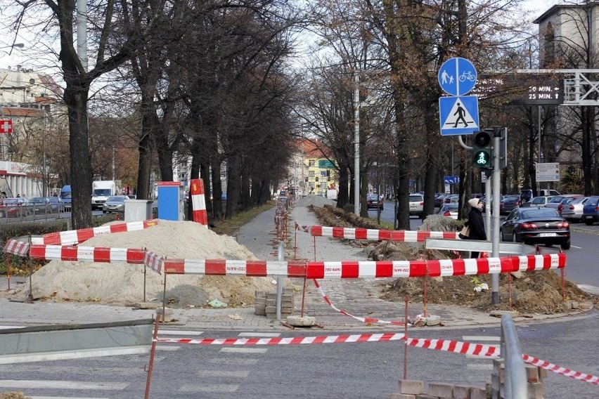 Wrocław: Kilometrowy wykop na Powstańców Śląskich. Co się tam dzieje? (ZDJĘCIA)