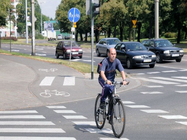 Kierowcy, którzy skręcają, powinni ustąpić pierwszeństwa rowerzyście na przejeździe.
