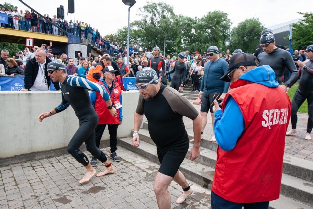 W niedzielę, w drugim dniu 5. edycji Enea Bydgoszcz Triathlon, zawodnicy rywalizowali na dystansie 1/2 (1,9 km pływania, 84 km rowerem i 21,1 km biegu), na dystansie 1/8 (475 m pływania, 21 km rowerem, 5,2 km biegu) oraz w quadrathlonie (dochodzi kajak).Ponadto startowały sztafety i drużyny. Odbyły się też Międzynarodowe Mistrzostwa Prawników i Lekarzy, a także Mistrzostwa Polski osób niewidomych i słabowidzących.W centrum Bydgoszczy w okolicach hal Łuczniczka i Torbyd oraz na okolicznych ulicach rywalizowało ponad 4,6 zawodników (amatorów i profesjonalistów).Największej triathlonowej imprezie w Polsce przyglądało się tysiące kibiców.ZOBACZ ZDJĘCIA Z NIEDZIELNYCH ZMAGAŃ W WODZIE, NA ROWERZE, W KAJAKU I BIEGIEM ORAZ ZDJĘCIA KIBICÓW >>>>>