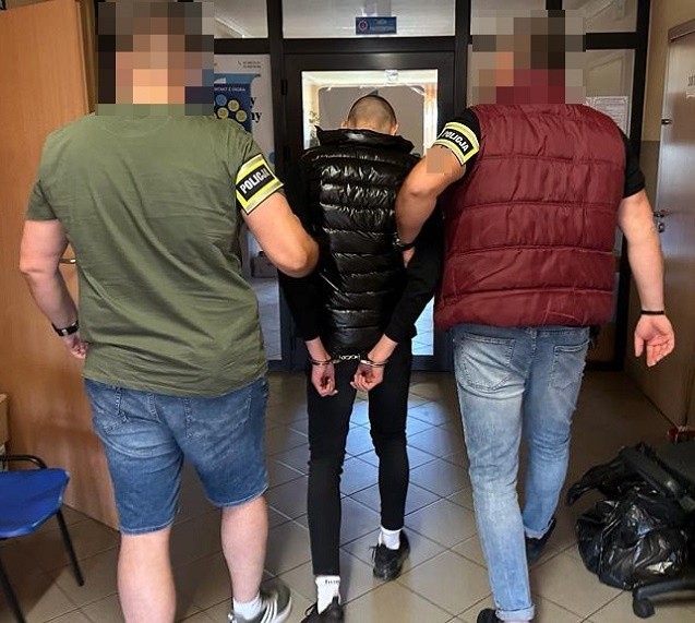 Policjanci zatrzymali 17-latka, jednego z trzech sprawców napadu na taksówkarza w Łodzi. Grozi mu do 12 lat więzienia. Jego wspólnicy są poszukiwani.