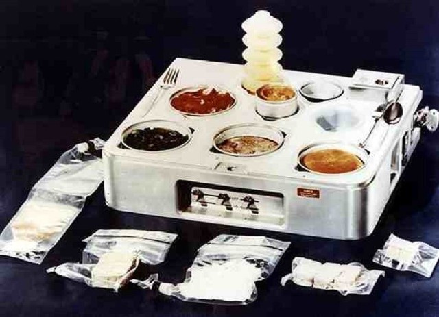 Tak wyglądał obiad, podawany astronautom na stacji kosmicznej Skylab ok. roku 1970.