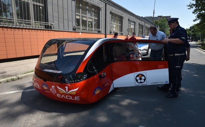 Samochód solarny studentów Politechniki Łódzkiej na pierwszym drogowym teście [FILM]