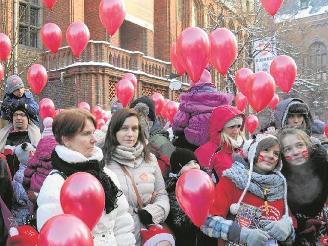 O godz. 14 na toruńskim Rynku Staromiejskim, który będzie centrum wydarzeń,  rozpocznie się tradycyjna "ściskawa". Ilu torunian zmieści się w narysowanym na płycie Rynku sercu?