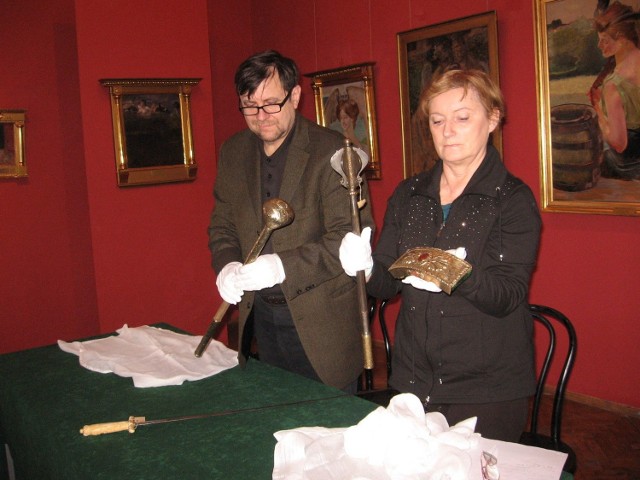 Elżbieta Kwiecień i Piotr Rogólski, kuratorzy wystawy "Sarmacki Skarb" pokazują wypożyczone eksponaty. 