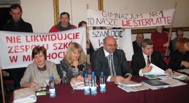 26 stycznia młodzież przyszła na sesję Rady Miasta Tarnobrzega z wymownymi transparentami.