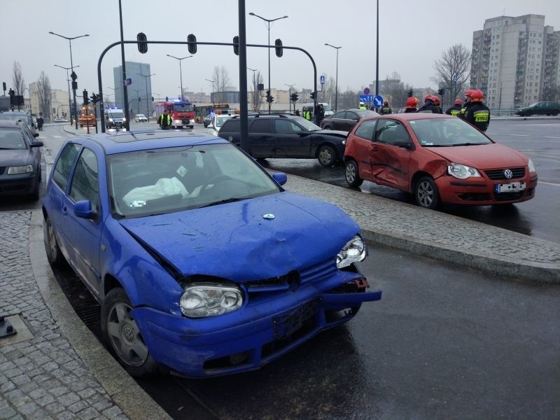 Uwaga na marznący deszcz! Bardzo śliskie drogi i chodniki. Przy dworcu Fabrycznym zderzyły się 24 samochody!