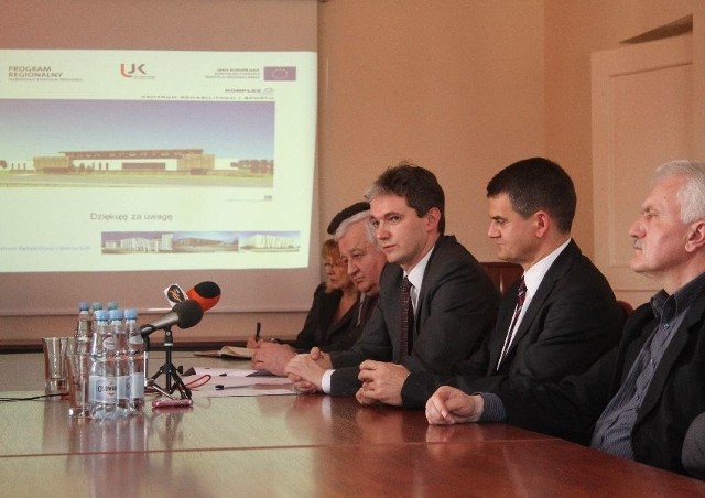 Władze uczelni i województwa zaprezentowały nowe centrum sportowe Uniwersytetu Jana Kochanowskiego (w tle).