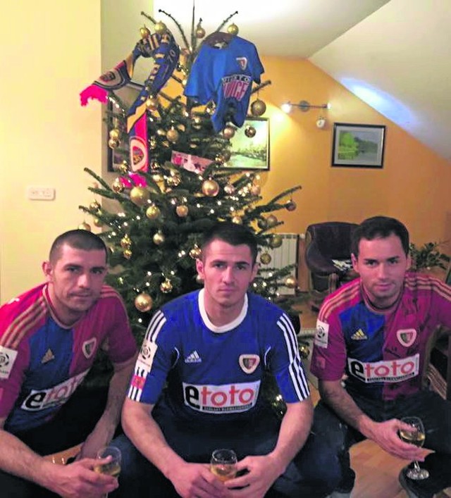 Napastnik Piasta Josip Barisić (w środku) pojechał do swej rodzinnej Chorwacji i w czasie świąt spotkał się z przyjaciółmi
