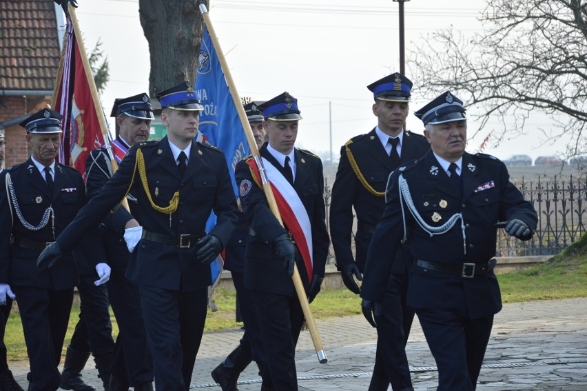 Kościelec. Pogrzeb ks. Mirosława Kaczmarczyka. Duchowny spoczął w rodzinnym grobowcu