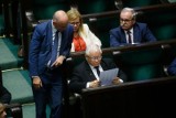 Kaczyński zawiesza negocjacje o rekonstrukcji rządu i dyscyplinuje posłów PiS. Ryszard Terlecki straszy koalicjantów wcześniejszymi wyborami
