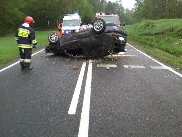 Volkswagen golf wjechał do rowu i dachował