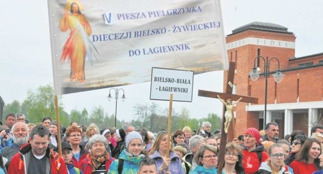 Liczące tysiące osób pielgrzymki, jak ta z diecezji bielsko-żywieckiej, nie są rzadkością na Białych Morzach