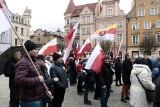 "Protest wolnych Polaków" na Rynku w Grudziądzu. Przyszło około 100 zwolenników PiS. Nowe zdjęcia
