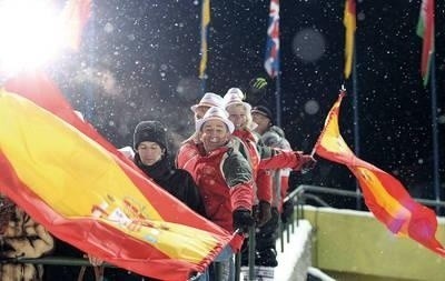 Ekipa polonusów z Hiszpanii podczas ceremonii otwarcia Światowych Zimowych Igrzysk Polonijnych w Zakopanem Fot. PAP/Grzegorz Momot